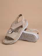 Elara - Comfortable Orthopedic Sandals, khaki sandalen clean uitgelicht op warme beige studio-achtergrond